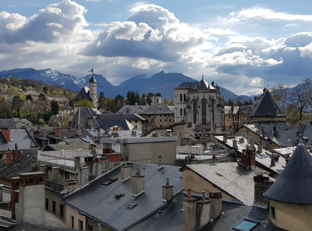 Chambéry, située au cœur des Alpes françaises, est bien plus qu'une simple ville de montagne. Elle incarne un mélange harmonieux de charme historique, de paysages à couper le souffle et d'opp